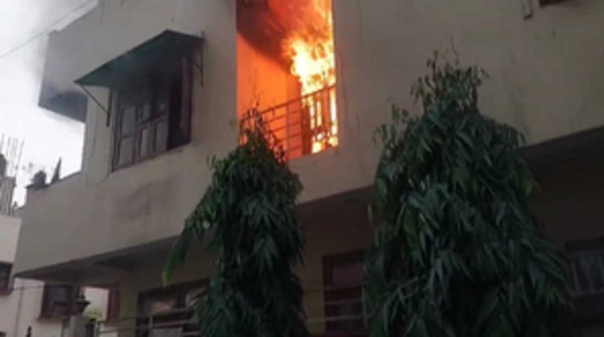 नोएडा, गाजियाबाद में एसी फटने से घर में आग लगने की घटनाएं